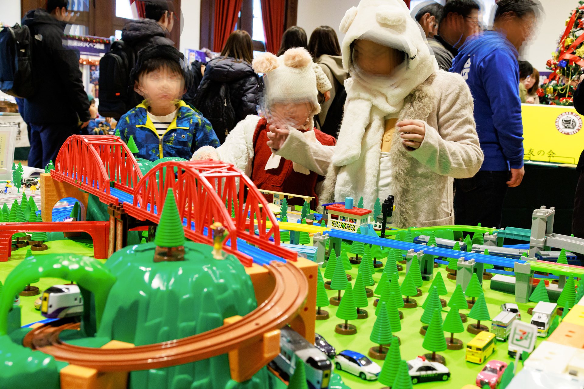 鉄道玩具を楽しむ来場者